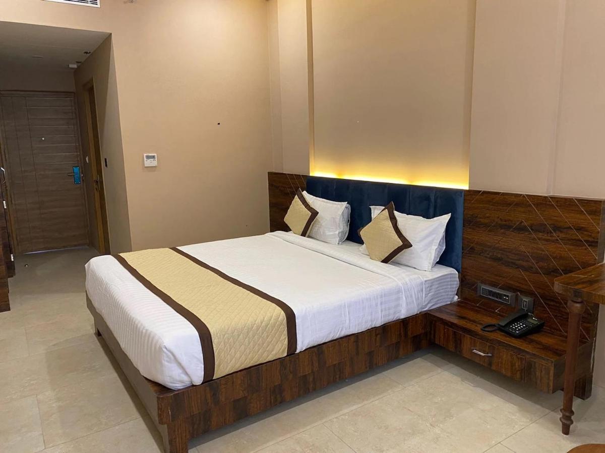 The Sarbati Palace Hotell Shāhpura Exteriör bild